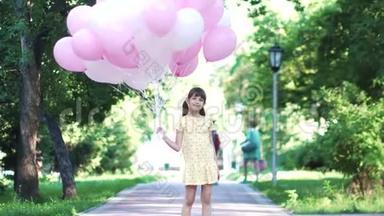小女孩手里<strong>拿</strong>着<strong>气球</strong>的肖像。 无忧无虑、快乐的户外儿童
